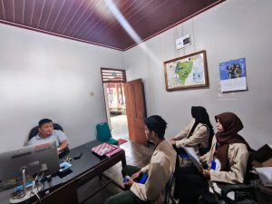 Kunjungan Mahasiswa KKN dari STMIK Amikom Surakarta di kantor kepala desa Bangsalan